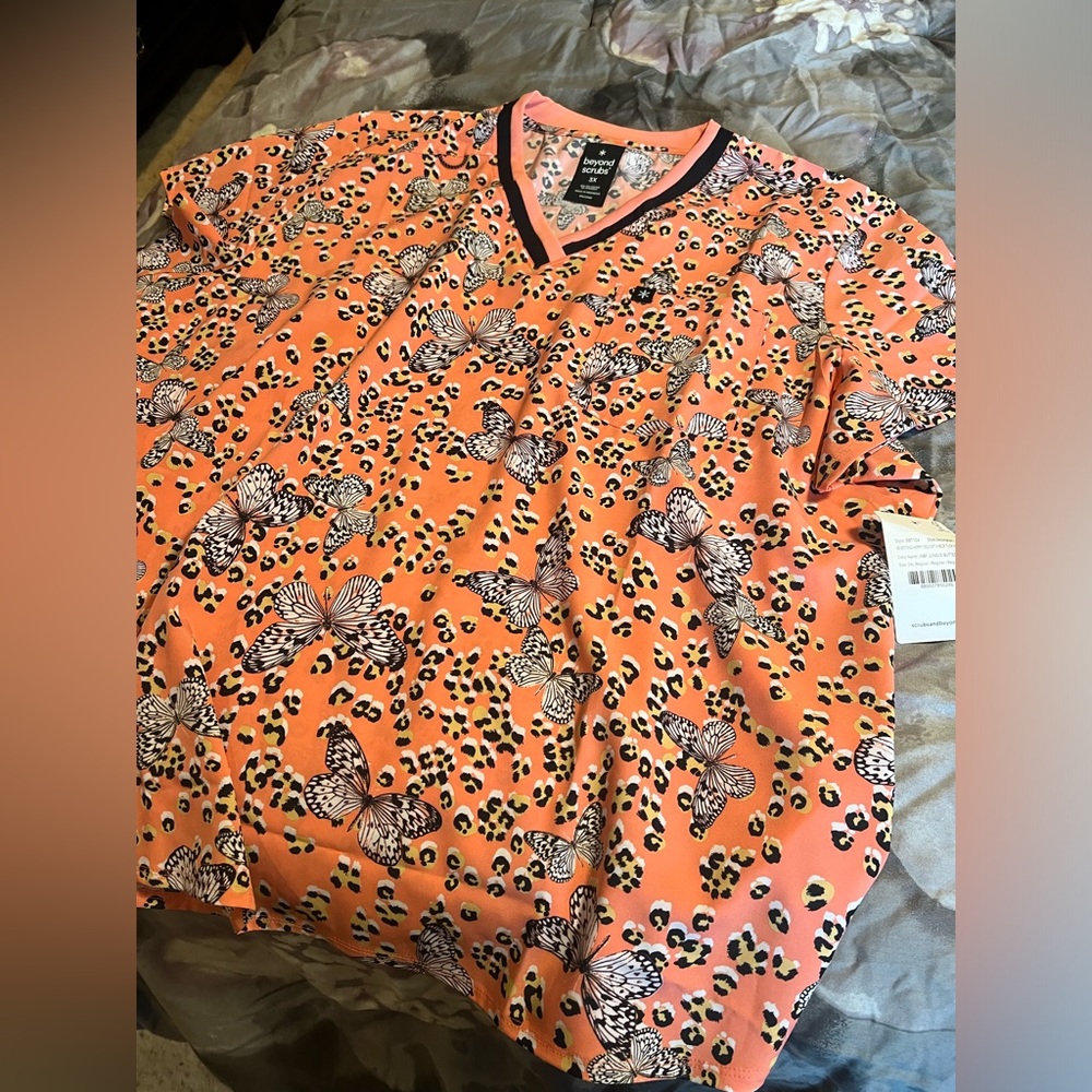 Women’s medical scrub top, 3xl, never worn, still has tags